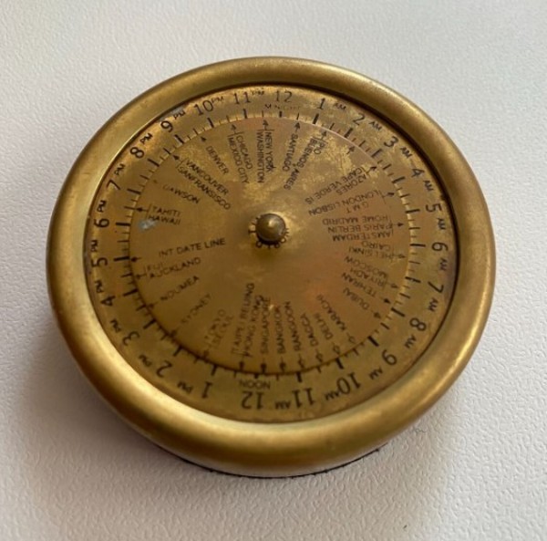 Ukras, pritiskavač za papir (Vrem. zone)), mesing SKU: 94899<br />JM: kom pak.: 1 min: 1