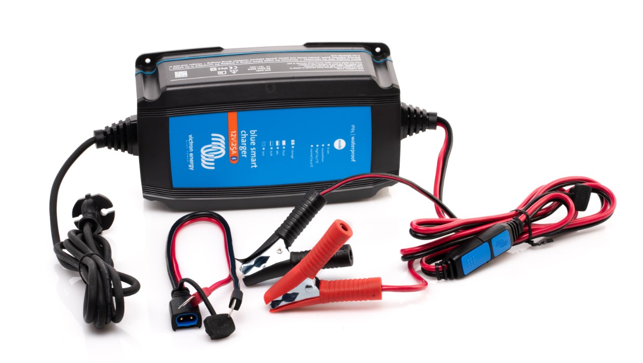 VICTRON punjač BlueSmart 12V 25A, IP65 SKU: 41815<br />JM: kom pak.: 1 min: 1